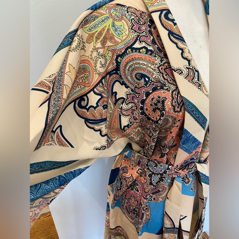Women long sleeve beige and multi color one size belted kimono nwt - Picture 5 of 8